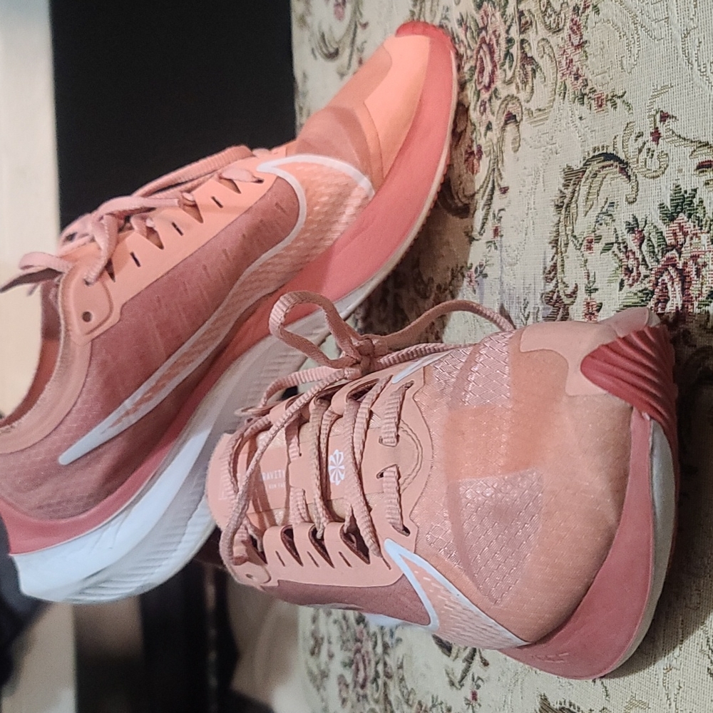 Zoom gravity sneakers